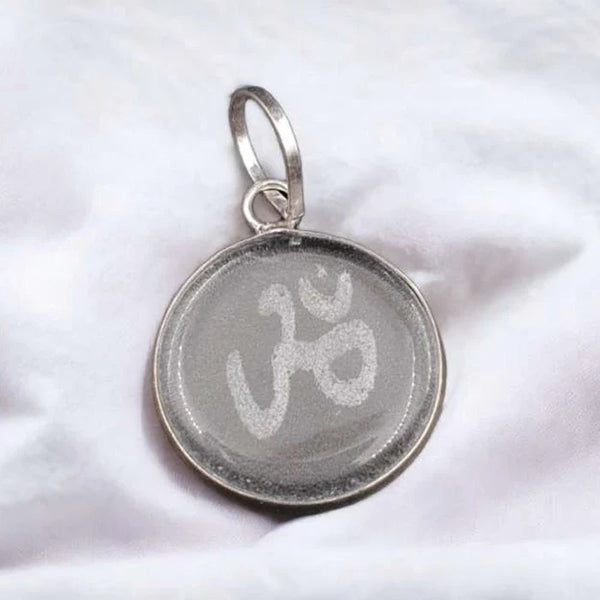 Engraved Om Sphatik Locket For Men And Women,Original Sfatik Silver Plated Coin Shape Pendant For Neck,Small Size White Om Sphatik Yantra Pendant Boys Girls(20g)