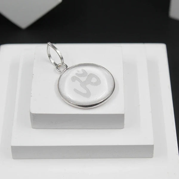 Engraved Om Sphatik Locket For Men And Women,Original Sfatik Silver Plated Coin Shape Pendant For Neck,Small Size White Om Sphatik Yantra Pendant Boys Girls(20g)